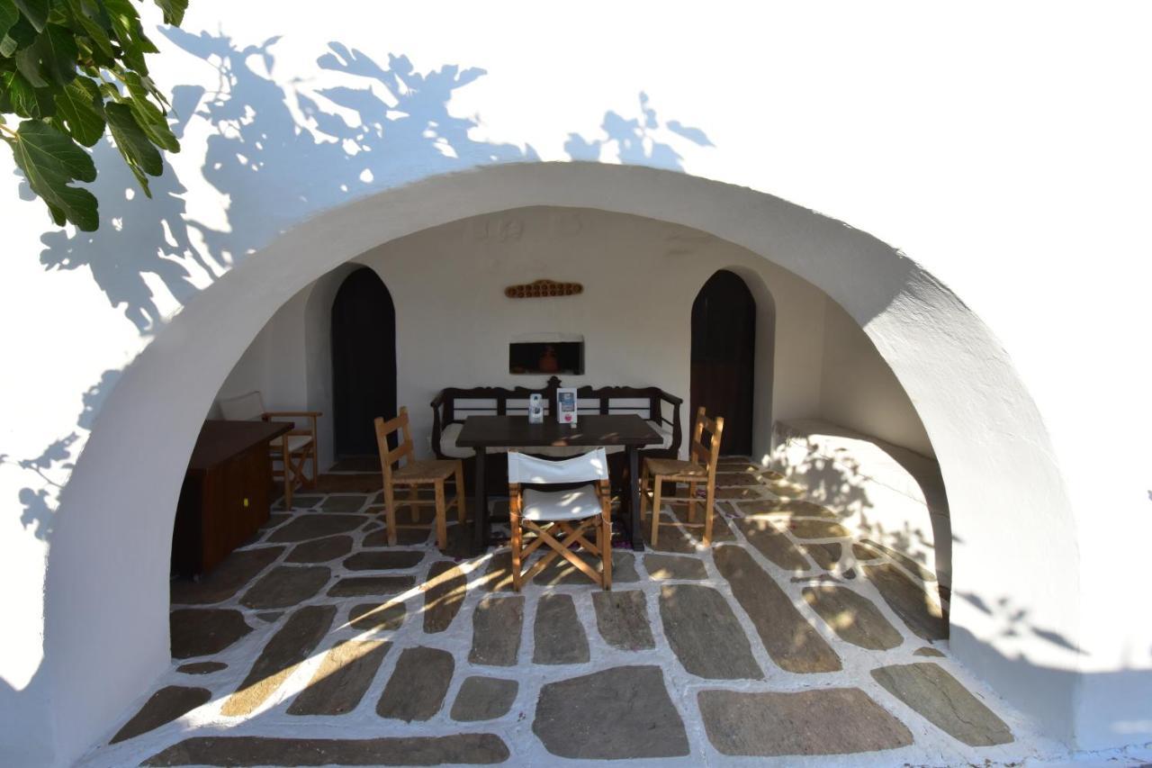 Petra Holiday Village イオス島 チョーラ エクステリア 写真